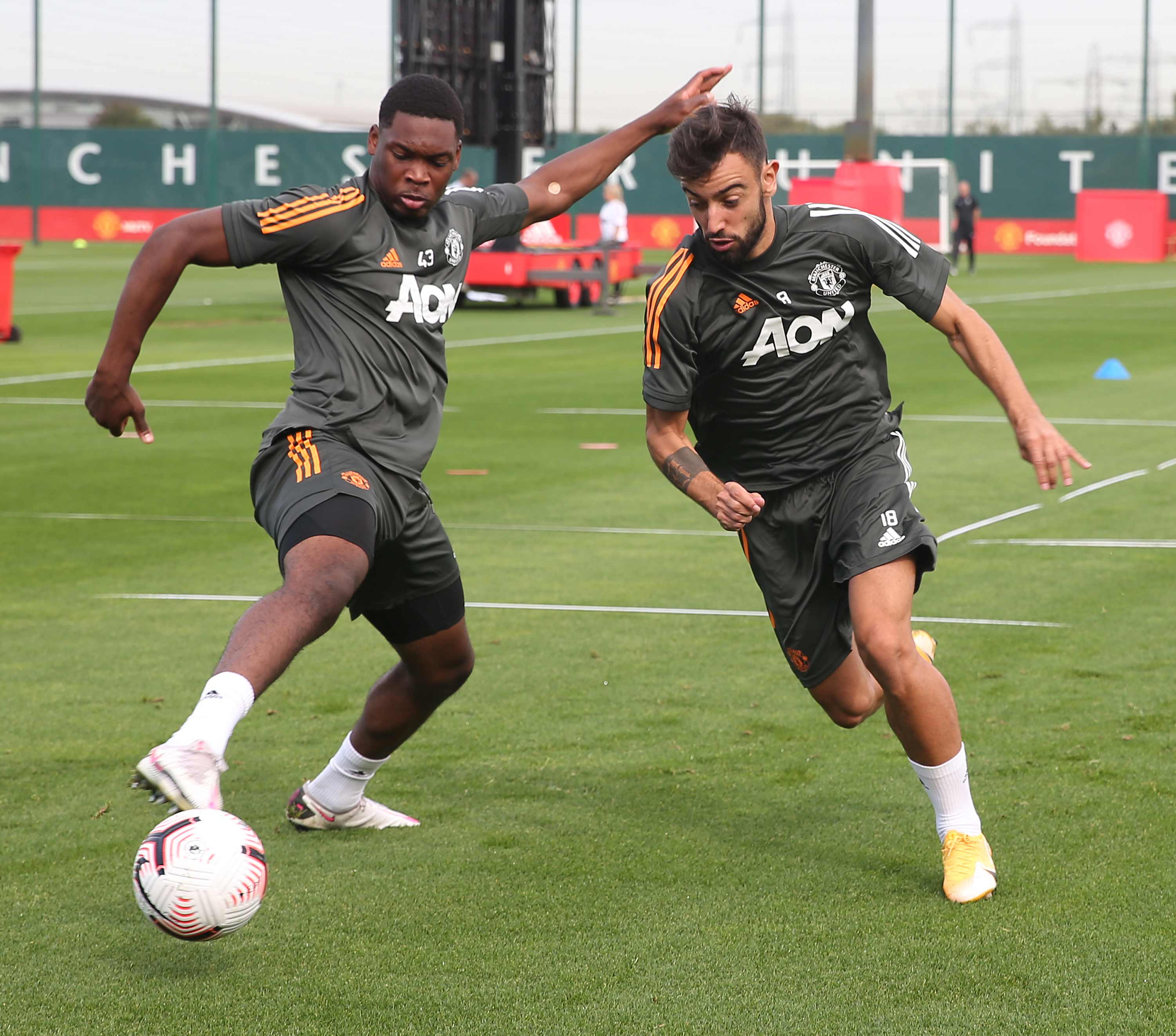 包含曼联外援训练状态火热，世俱杯淘汰赛关键战的词条