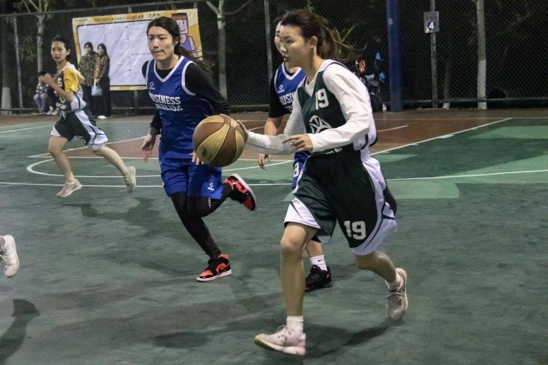 爱游戏vip注册-包含热血篮球总决赛拉开序幕，球员们展现实力的词条