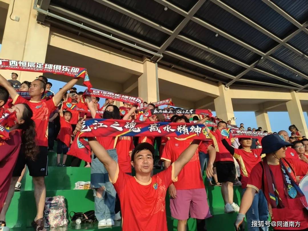 精彩比赛现场，球迷热情呐喊