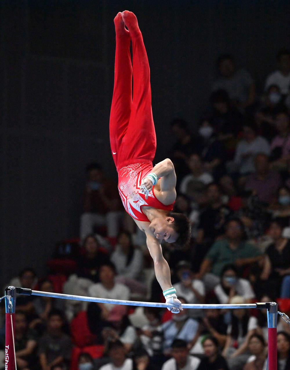 江苏男篮在比赛中展现出顽强意志，夺取胜利