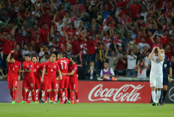 爱游戏官网入口-气氛热烈！欧洲杯预选赛场火爆进行中