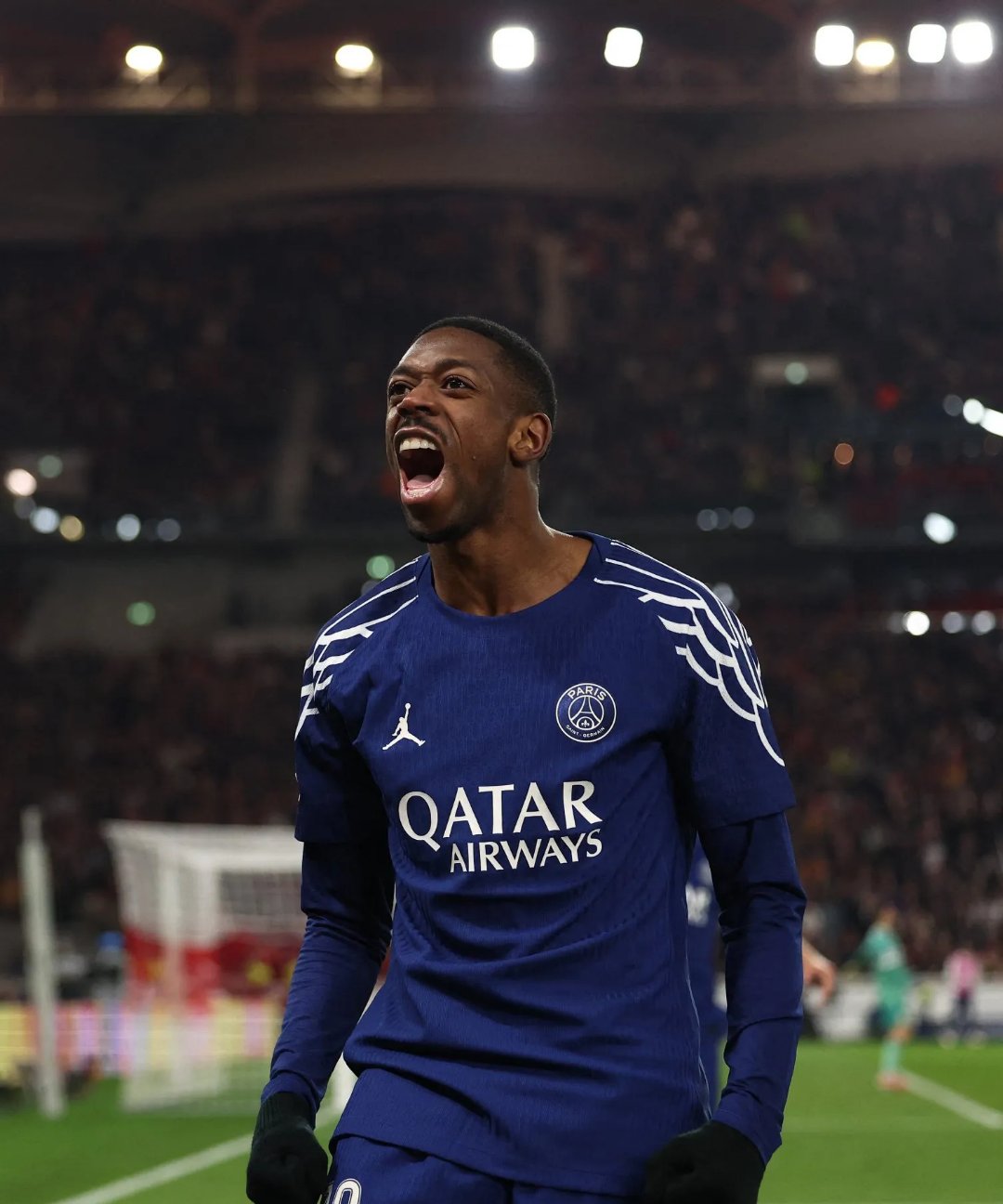 比赛中球员表现出色，成为焦点人物