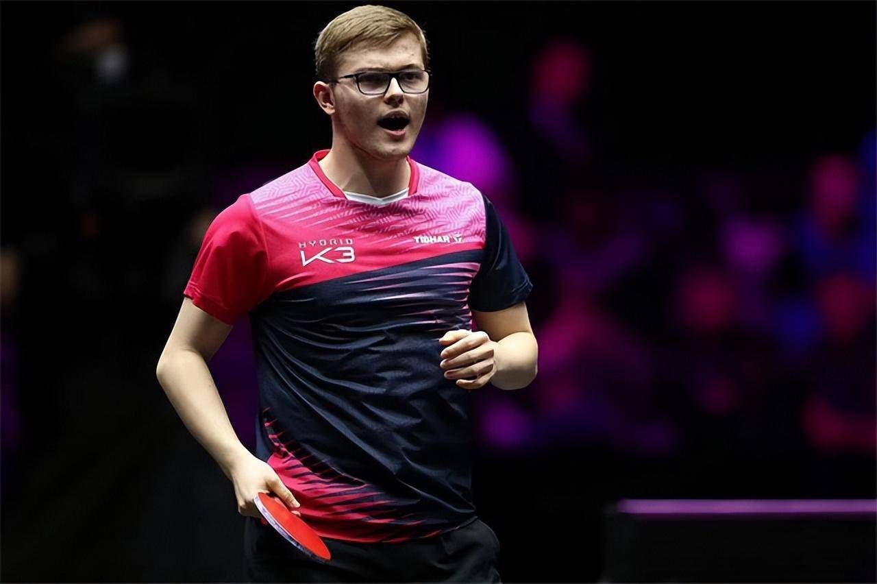 爱游戏网站-狼堡前锋火力全开，横扫对手取得胜利