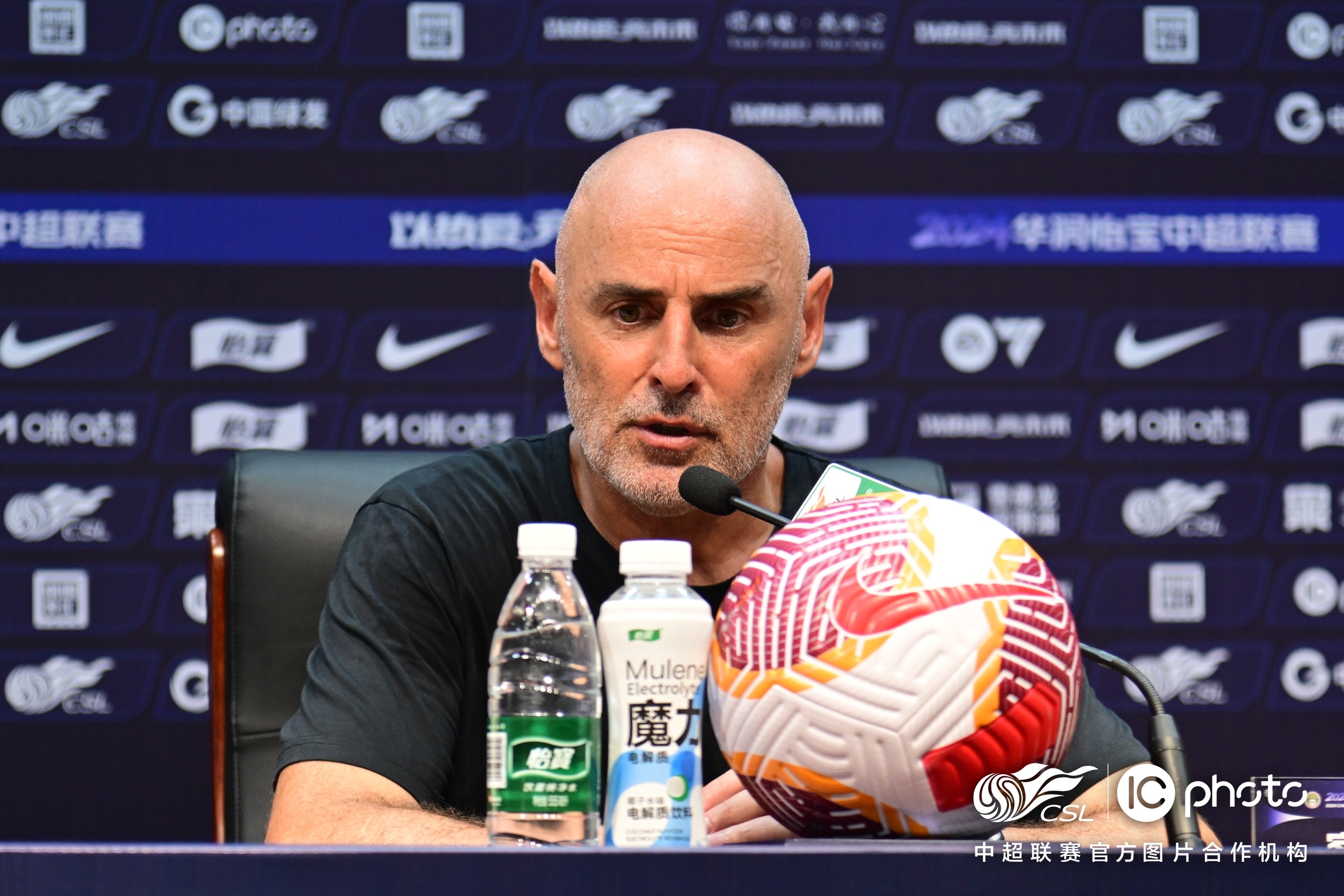 年轻球员赛场上展现出成熟表现，获得教练好评