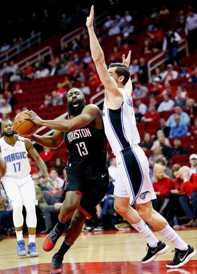 爱游戏app下载地址-火箭惊险获胜，全队表现稳定