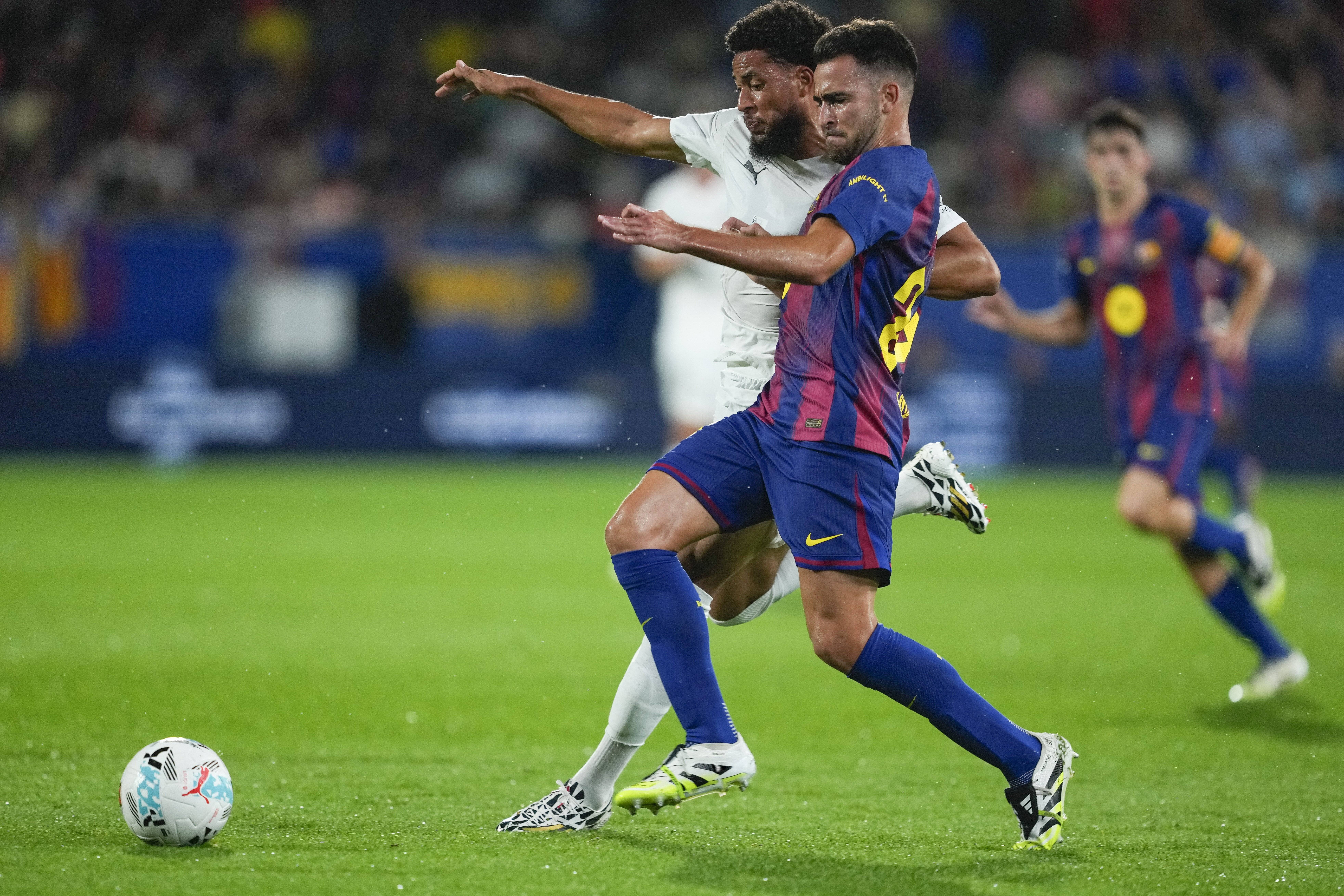 足球明星在最近一场比赛中表现出色 足球明星在最近一场比赛中表现出色