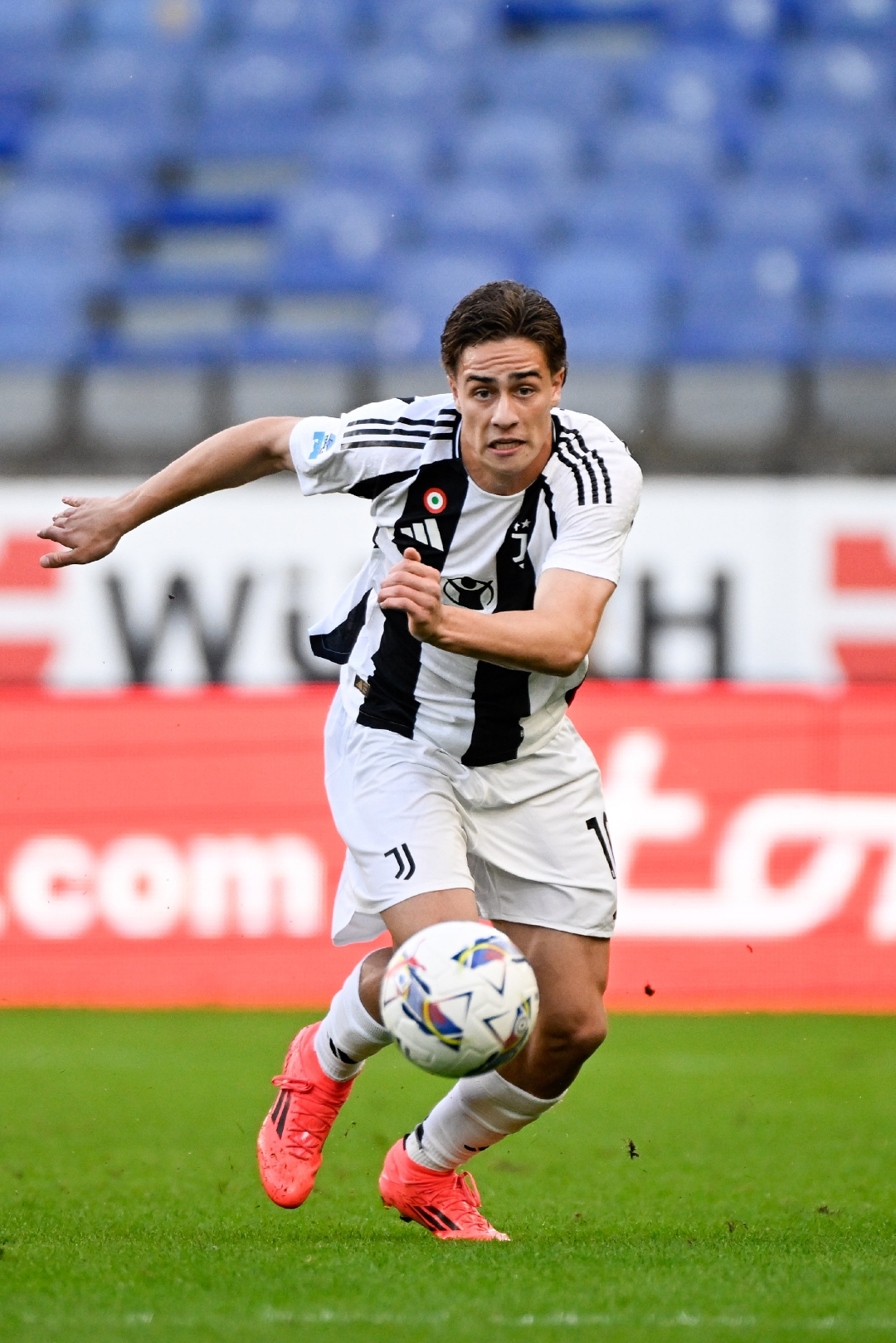 爱游戏馆-尤文图斯主场逢险！险胜挽回壮志