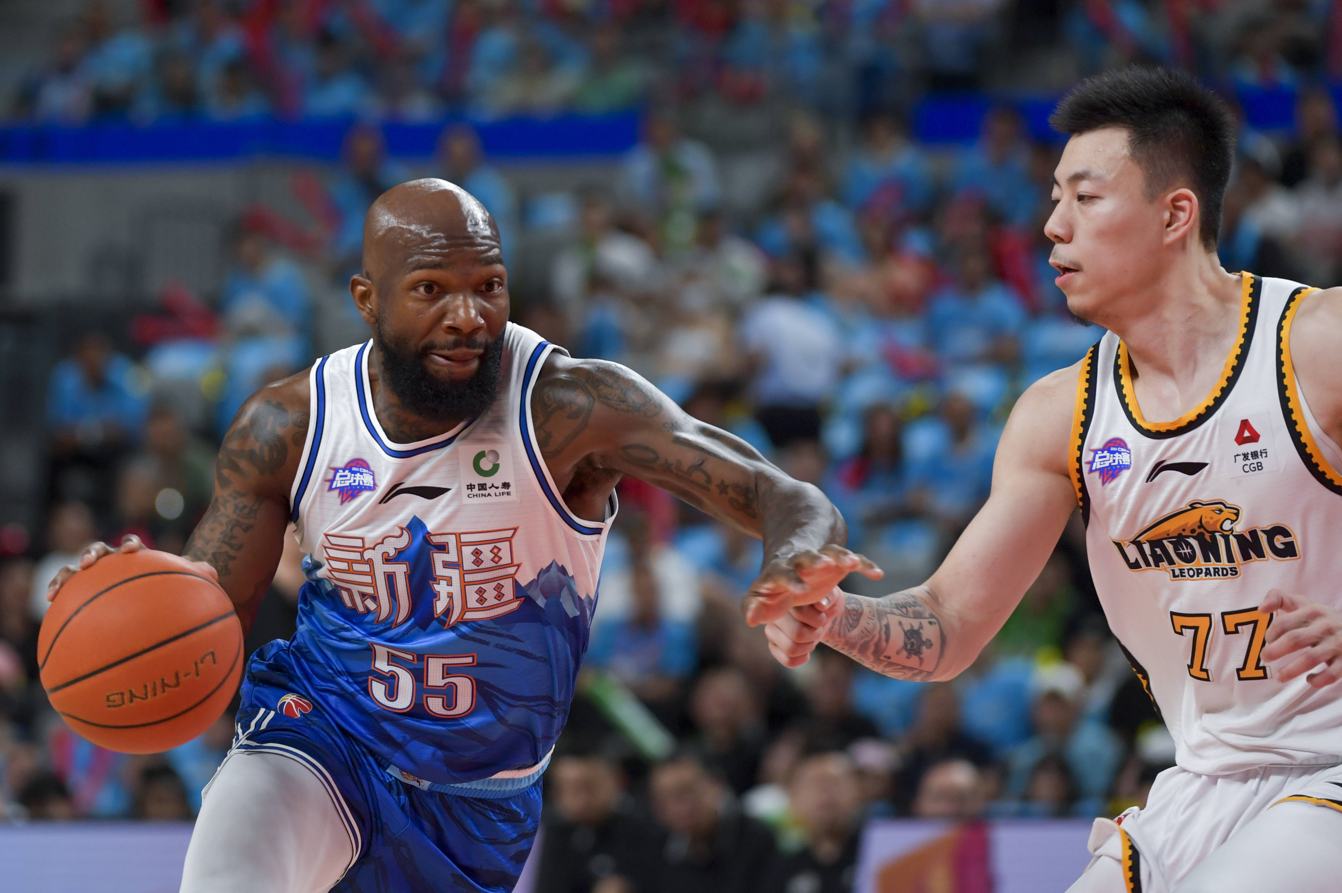 关于新疆队球员表现出色，帮助球队赢得关键胜利的信息