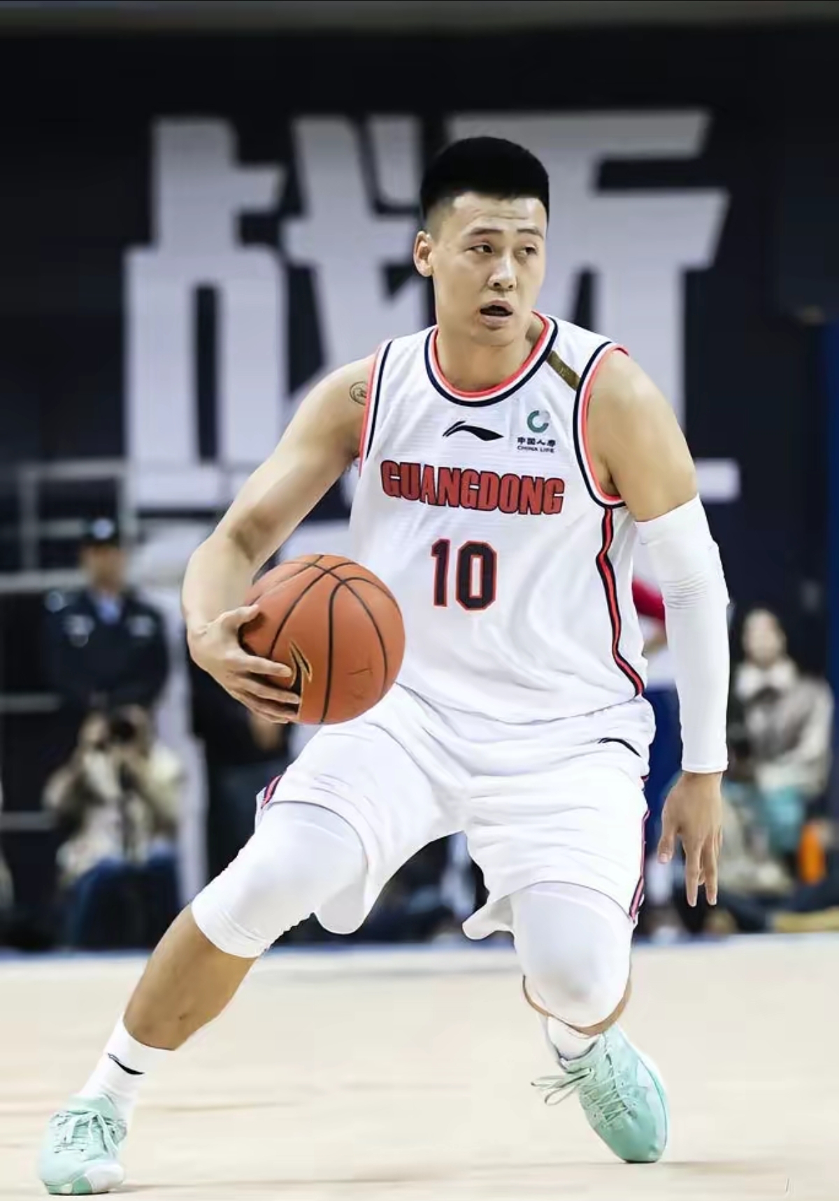 关于新疆队球员表现出色，帮助球队赢得关键胜利的信息