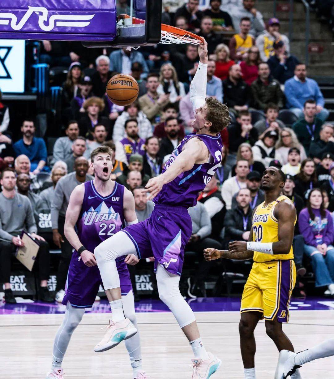 爱游戏app下载地址-比赛中球队防守漏洞百出，对手轻松得分