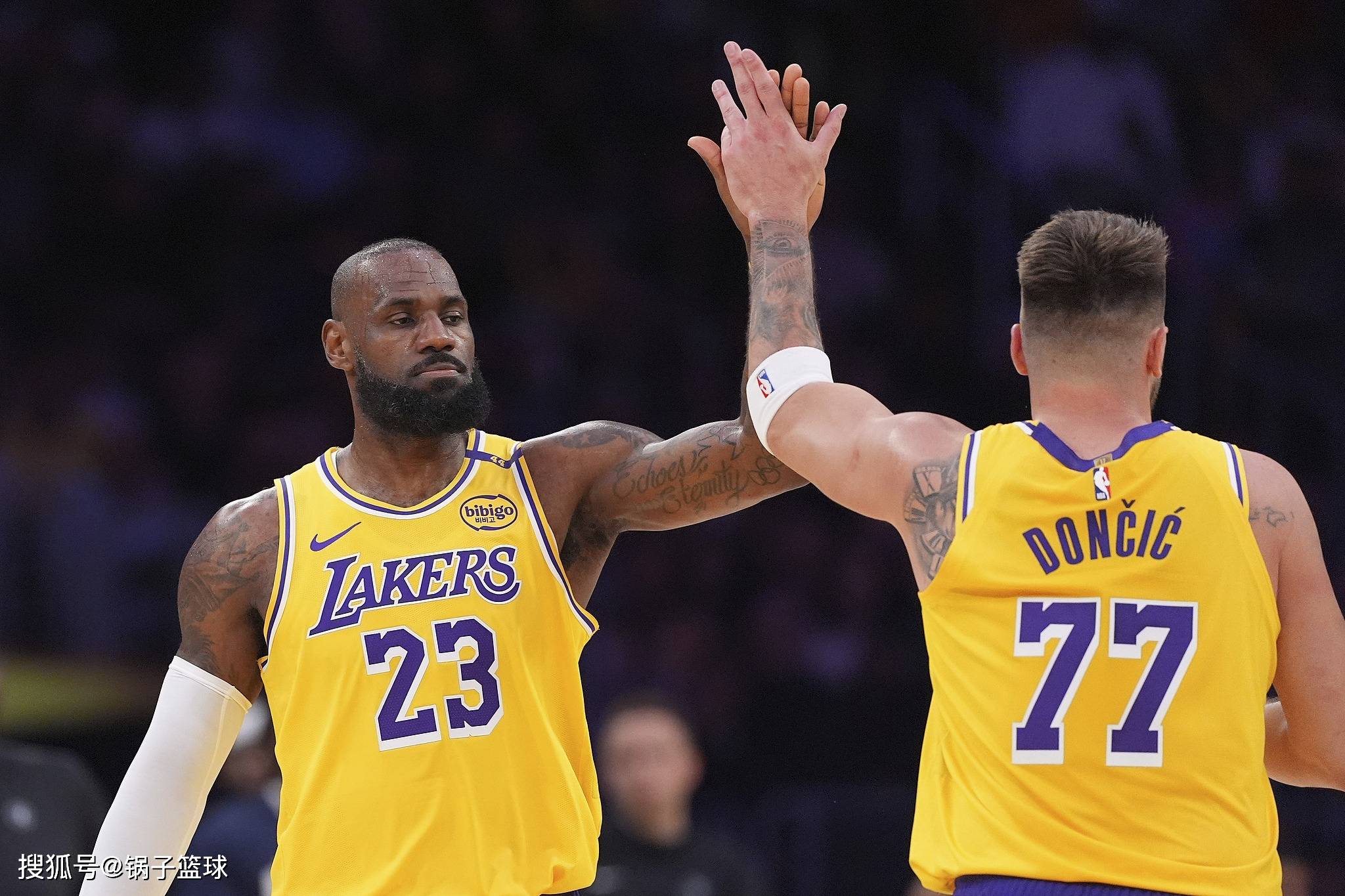 詹皇带队复仇火箭,轻松晋级半决赛 詹皇带队复仇火箭,轻松晋级半决赛